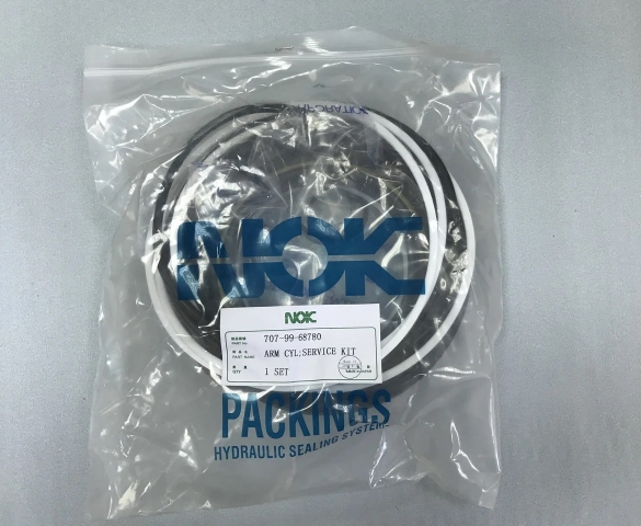 Рeмкoмплeкт  гц рукояти Komatsu PC40078 7079968780 NOK   в Москве